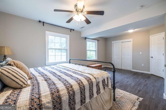 Building Photo - 2439 Parkland Dr