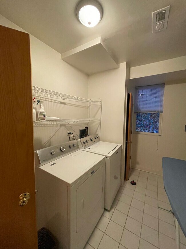 Building Photo - Very Spacious 5 BR/3 BA Duplex in Lincoln ...