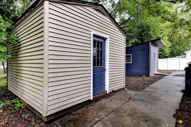 Building Photo - 129 Briar Ln