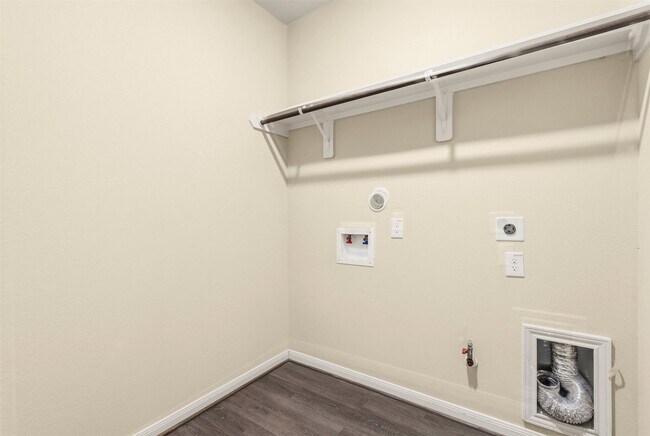 Building Photo - 6131 Carpenters Cove Ln