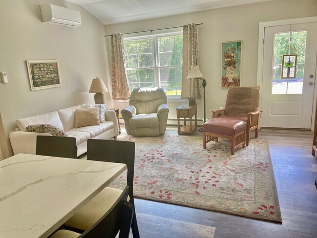 Building Photo - New 3 bed, 3 bath house with in law apt on...