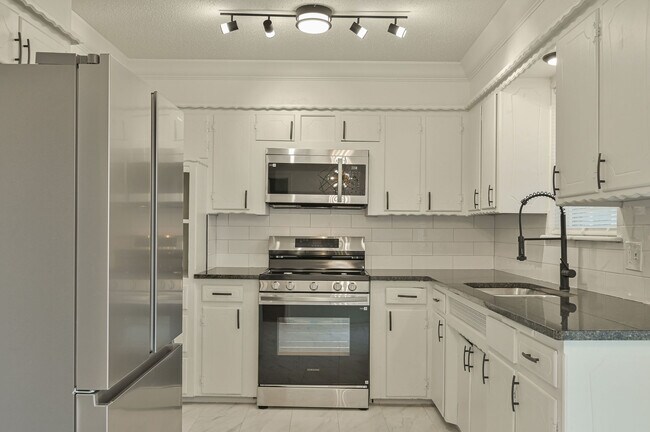 Building Photo - 3133 Delmar Rd