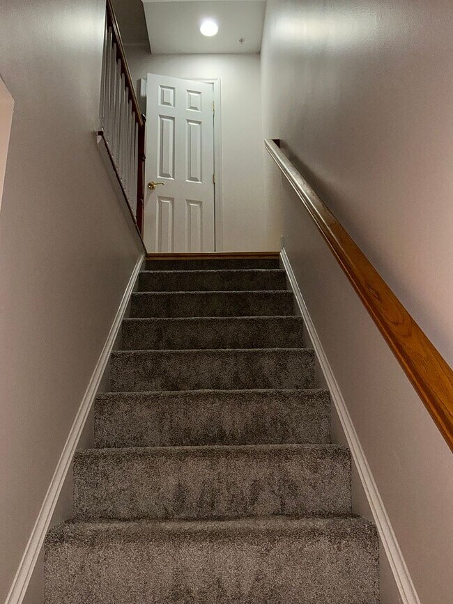 Building Photo - Beautiful 4BR 4.5BA 4 level townhome with 2 car attached garage located in the Fallsgrove Community