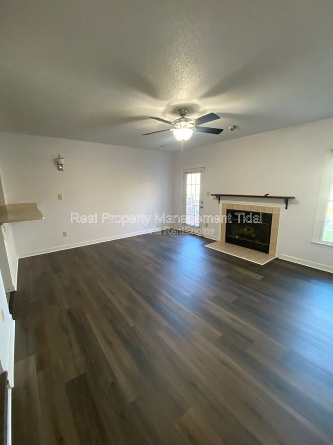 Building Photo - 610 Guy Ln