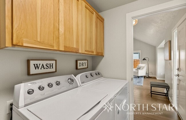 Building Photo - Modern and Spacious 3 bed/2 bath
