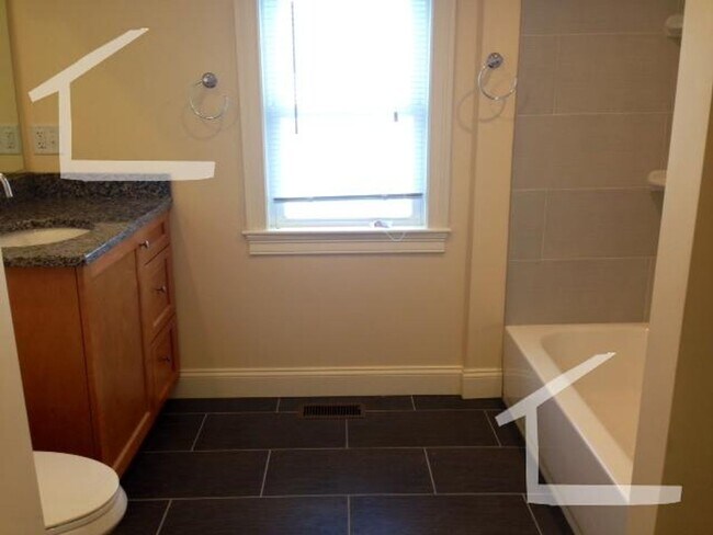 Building Photo - nice 4 bed in Newton