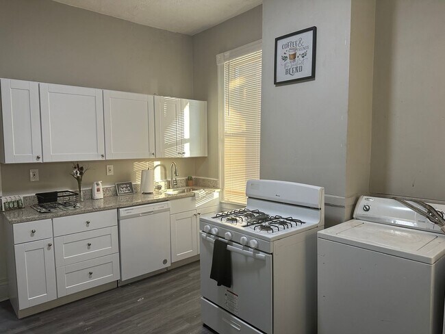 Building Photo - Walking distance to U of L and Bellarmine Campus