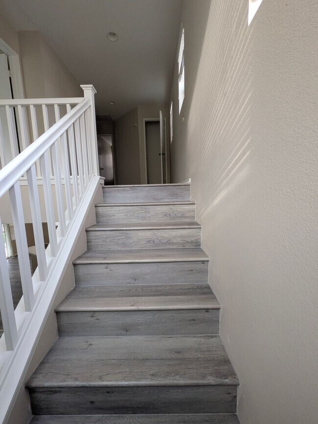 Building Photo - Beautiful 3 bedroom home