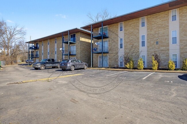 Building Photo - Two Bedroom Condo, 2nd Floor, across from Madison Park with stackable washer/dryer!
