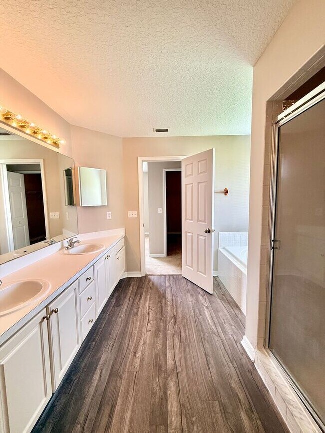 Building Photo - LARGE AND SPACIOUS 4/3 HOME IN EAST ORLANDO WEDGEFIED COMMUNITY