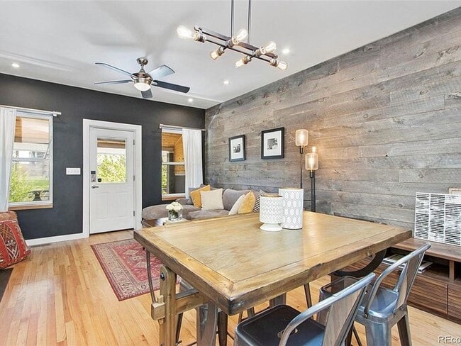 Building Photo - In the Heart of Highlands 2 Bedroom 1 Bath Row Home!