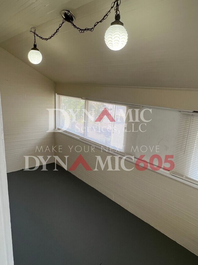 Building Photo - Upper Level 1 Bedroom, 1 Bathroom - Landlo...
