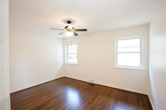 Building Photo - 10140 Shadyview Dr