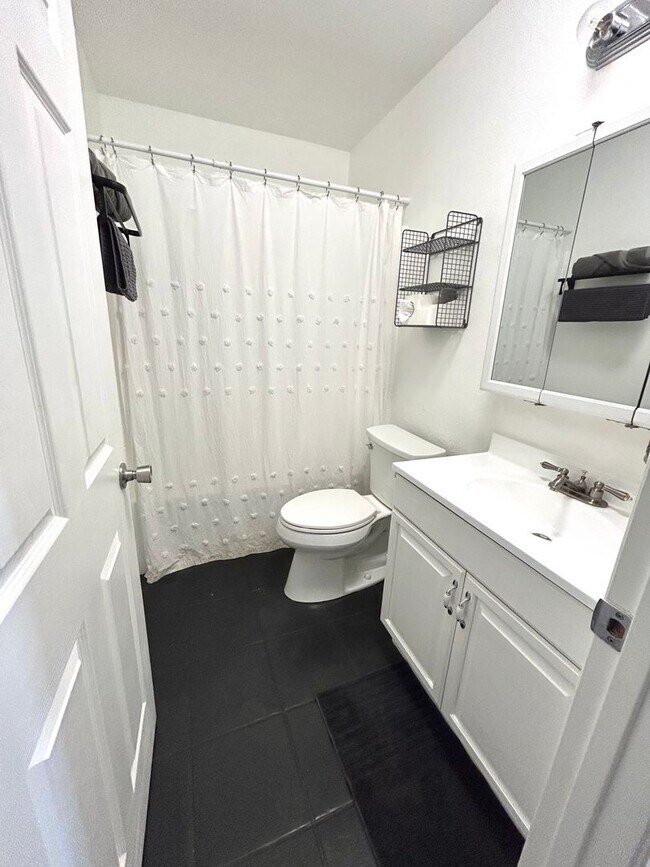 Building Photo - Furnished 3 Bedroom 2 Bathroom Home