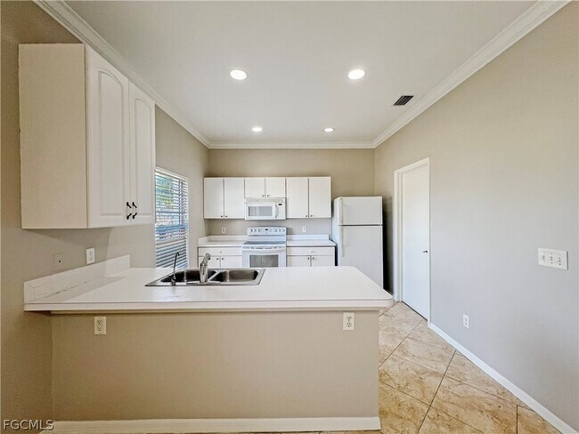 Building Photo - 906 Alfreda Ave