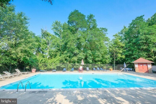 Building Photo - Sunny Luxury 2 Bedrooms 2 Baths Condo with...