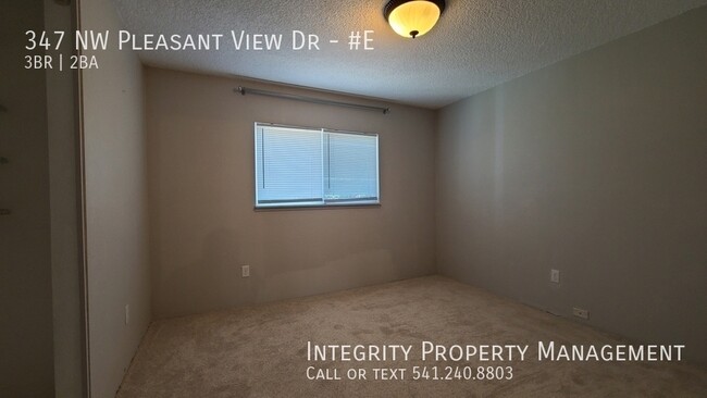 Building Photo - 347 NW Pleasant View Dr