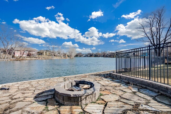 Building Photo - 112 S Springwood Dr