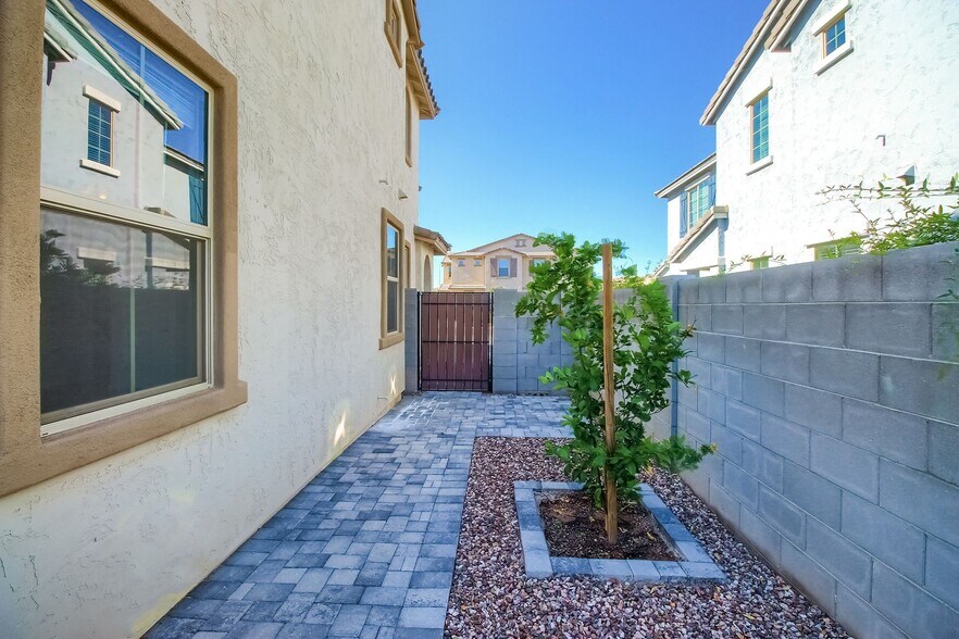 Building Photo - 905 S Canal Dr