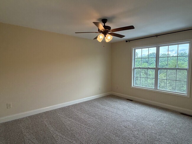 Building Photo - 704 Grays Pointe Ct