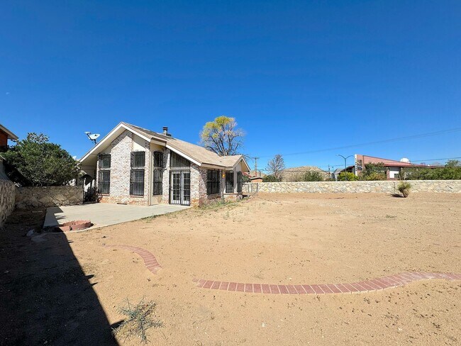 Building Photo - West El Paso 3bed/2Bath refrig A/C Home