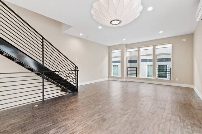 Building Photo - ULTRA-MODERN Townhome w/AC and Views in th...