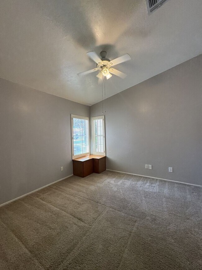 Building Photo - Beautiful 4 bedroom home in the neighborhood of Canyon De Flores!