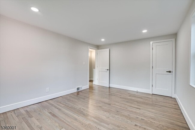 Building Photo - 224 Newman St