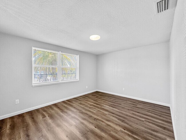 Building Photo - Fully Renovated 3-Bed, 2-Bath Home with Ga...