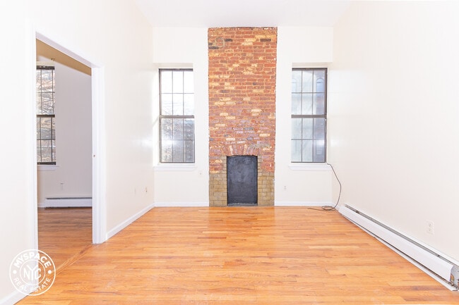 Primary Photo - 132 Graham Ave