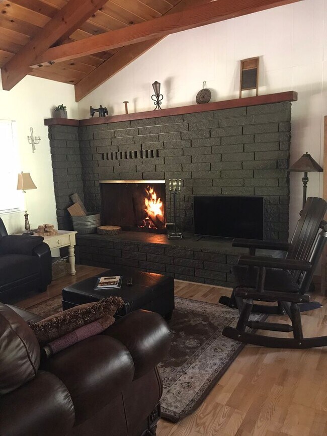 Building Photo - LONG-TERM RENTAL: Excellent Location with Private Beach Access!