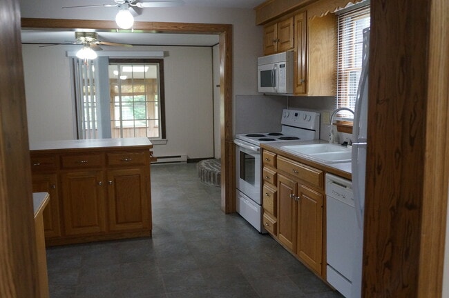 Building Photo - 140 Greenleaf Rd