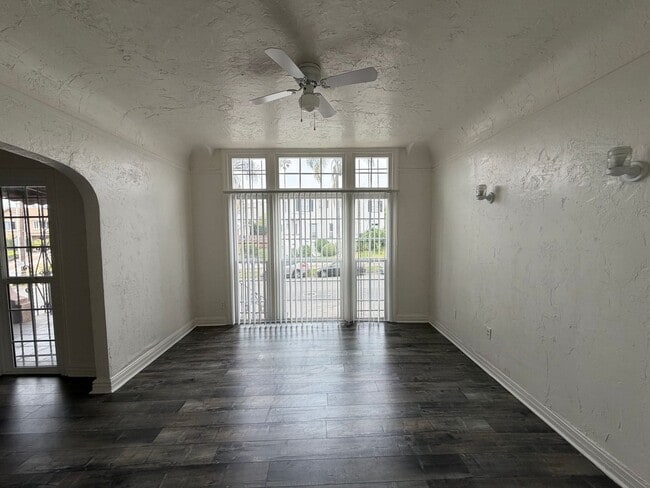 Building Photo - Mid-City 2 Bedroom 1 Bath Gem