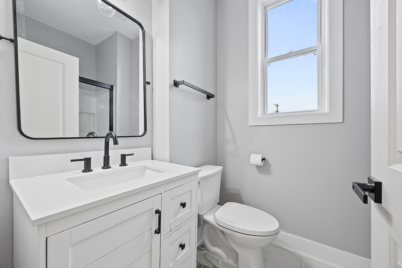 Building Photo - 1109 E Carson St