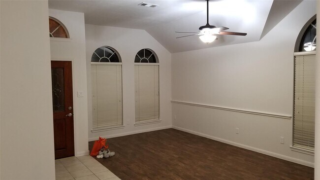 Building Photo - 935 Rock Springs Dr
