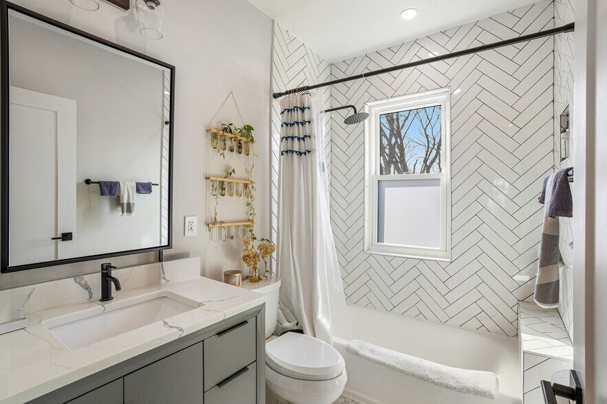 Full Bathroom - 118 15th St NE