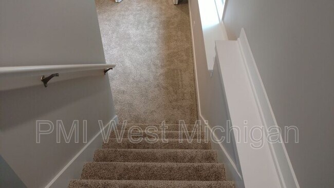 Building Photo - 546 W Elm St
