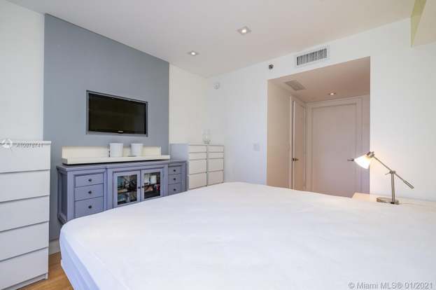 Building Photo - 475 Brickell Ave