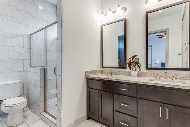 Building Photo - Henderson Ave Townhome with Rooftop Skyline Views