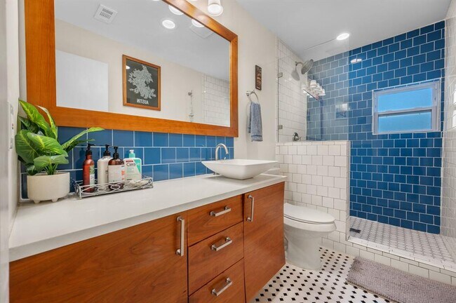 Building Photo - 1516 Broadmoor Dr