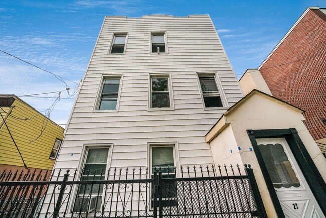 Building Photo - 27 Marion Pl
