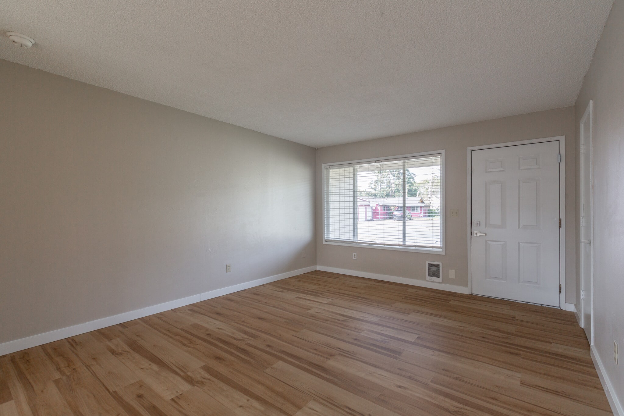 Building Photo - 110 SW Fleishauer Ln