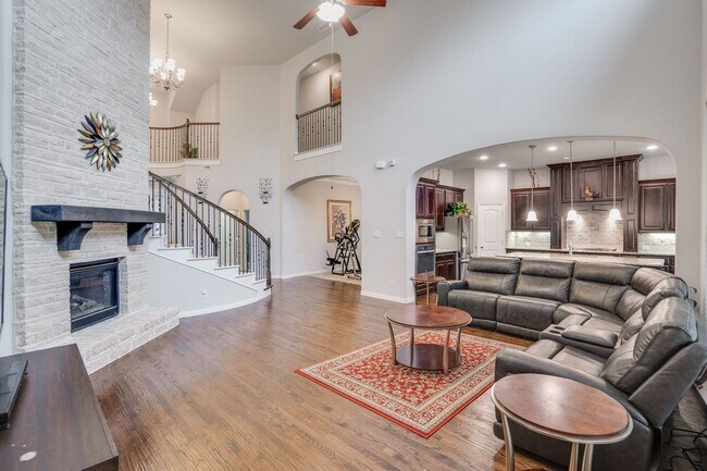 Building Photo - Beautiful home with elegant curved stairca...