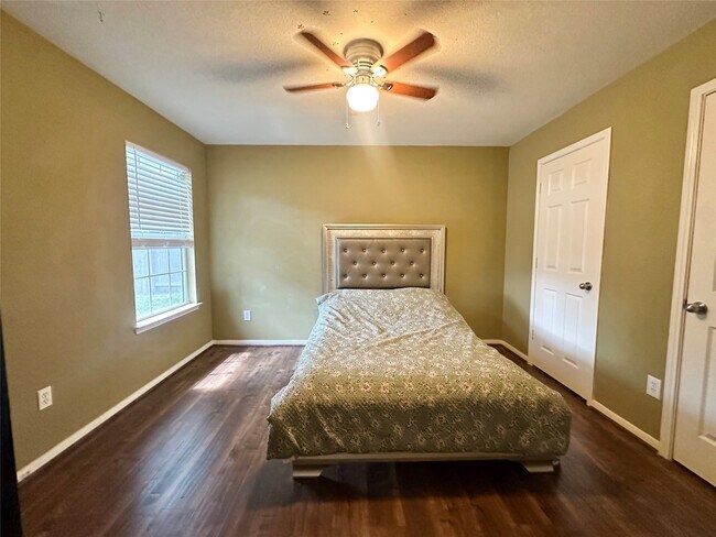 Building Photo - 19327 Gallatin Ln