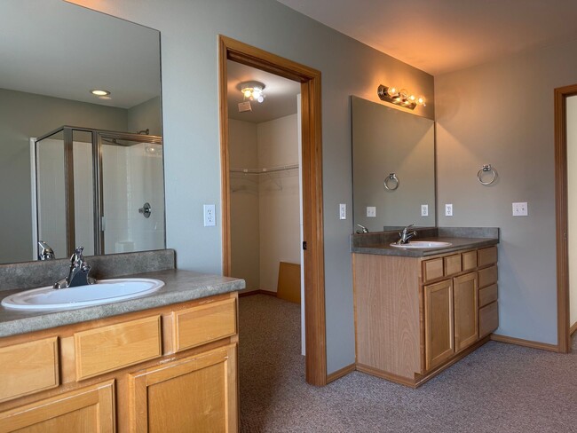 Building Photo - Beautiful 3 beds, 2.5 baths 6 minutes to V...