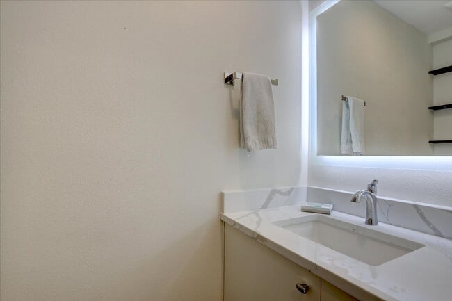 Building Photo - Stunning Remodeled Townhome in North Boulder