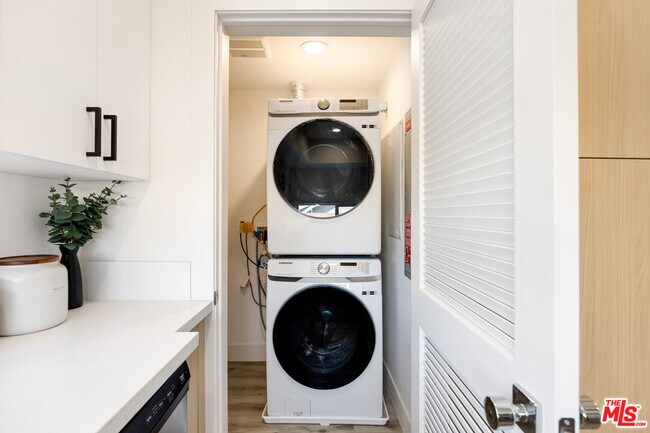 Building Photo - 220 N Coronado St