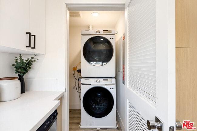 Building Photo - 222 N Coronado St