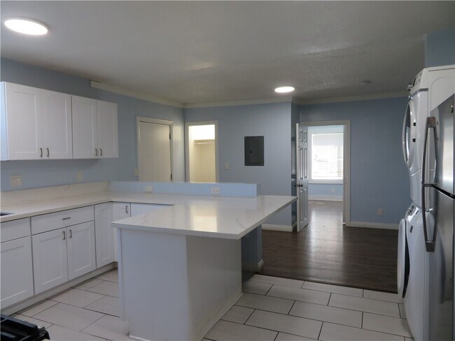 Building Photo - 3923 Normandie Ave