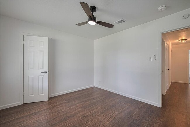Building Photo - 2112 Walnut Ln